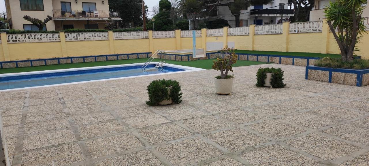 Acogedor estudio en la playa, con vistas al mar, y piscina comunitaria Sant Salvador Exterior foto