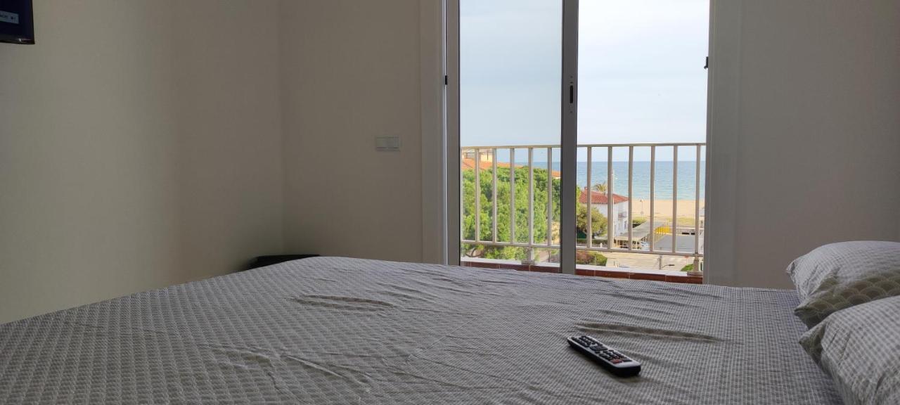 Acogedor estudio en la playa, con vistas al mar, y piscina comunitaria Sant Salvador Exterior foto